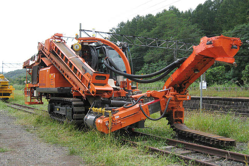 軌陸型道床掘削作業機